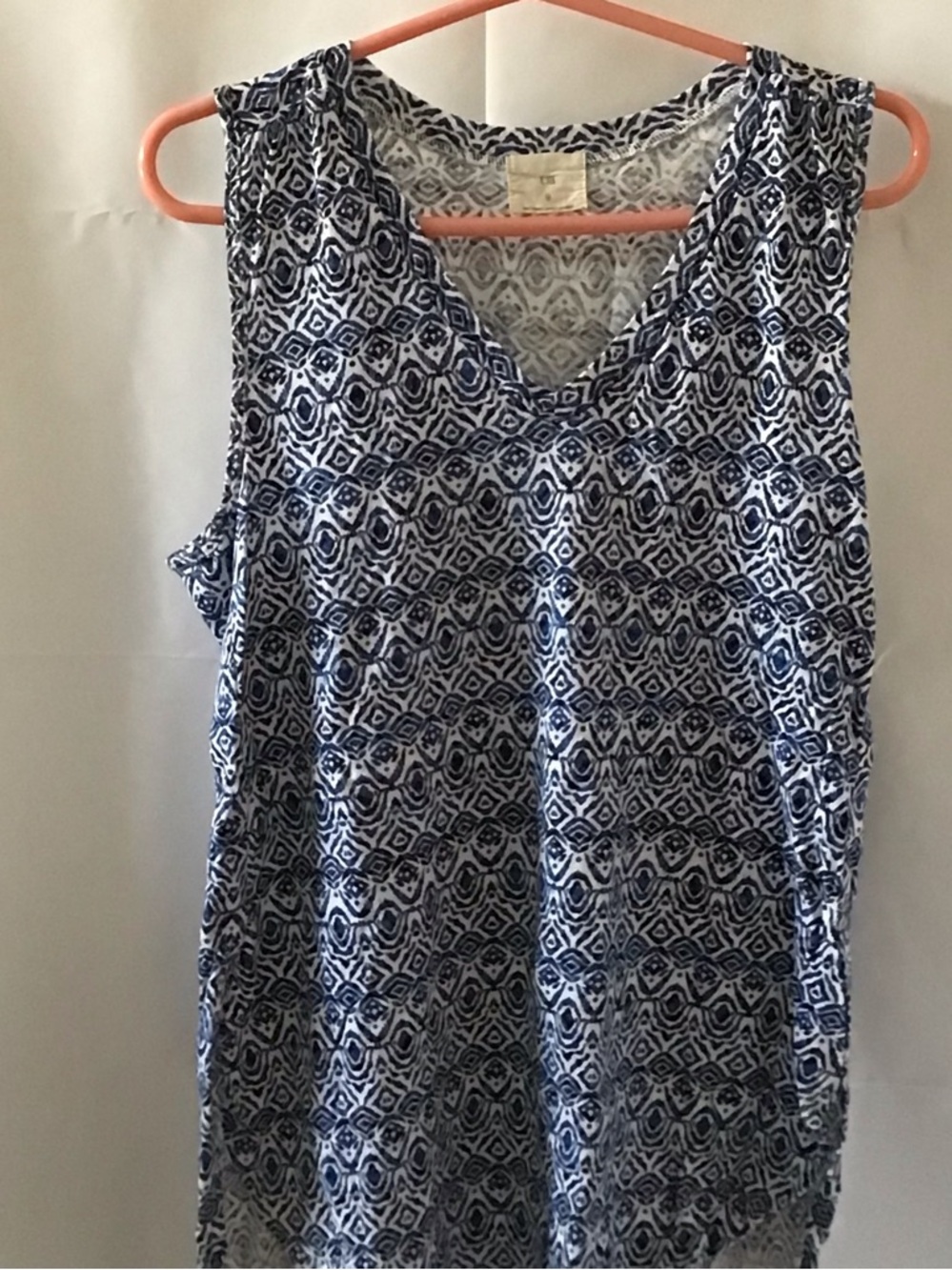 T.La Navy and White V-Neck Geometric Tank